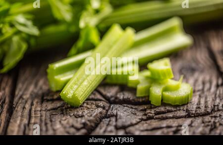 Stocchi di sedano freschi su un tavolo rustico in legno Foto Stock