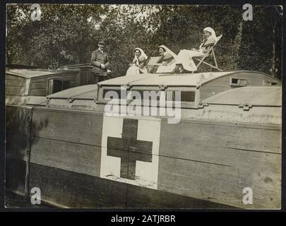 The Western Front in France Descrizione: In attesa dell'arrivo di un paziente ospedaliero 'on Barge Annotation: The front in France. Gli infermieri britannici attendono l'arrivo dei pazienti a bordo di una nave ospedaliera data: {1914-1918} luogo: Francia Parole Chiave: Prima guerra mondiale, fronti, feriti, navi ospedaliere, infermieri Foto Stock