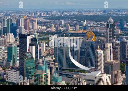 Veduta aerea dell'Ambasciata Centrale, del Palladium IT Pratunam e di altri grattacieli nei quartieri Pathum Wan e Khwaeng Makkasan a Bangkok, Thailandia. Foto Stock