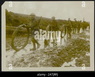 Scene sul fronte occidentale - sezione trofei di guerra Descrizione: Wiring parties going up to the front line after heavy rain Annotation: The Western Front. Strati di cavi sul fronte dopo la data di pioggia pesante: {1914-1918} Parole Chiave: WWI, fronti, posa di cavi, militare, tempo Foto Stock