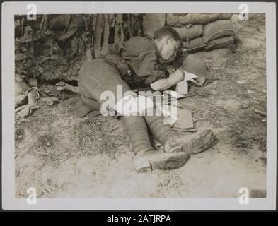 La grande battaglia di Messines Ridge Descrizione: Scrivere casa Annotazione: La Grande Battaglia di Messines. British Soldier scrive una lettera home Data: 1917 luogo: Belgio, Mesen Parole Chiave: Corrispondenza, prima guerra mondiale, fronti, soldati Foto Stock