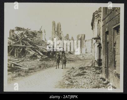 The British Western Front in France Descrizione: Una scena in Houlplines, mostrando la chiesa in background Annotazione: British Western Front in Francia. Il villaggio Houplines con la chiesa in background Data: {1914-1918} Località: Francia, Houplines Parole Chiave: Villaggi, Prima guerra mondiale, fronti, chiese, militari, distruzione Foto Stock