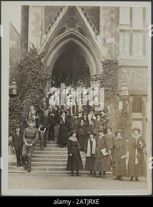 British università in tempo di guerra Descrizione: Oxford. Gli studenti che lasciano la Balliol Hall dopo una conferenza del Maestro di Balliol che mostra la predominanza di studenti di signora Annotazione: Oxford. Gli studenti che lasciano la Balliol Hall dopo una conferenza in cui si trova il predominio delle studentesse Data: {1914-1918} Località: Regno Unito, Oxford Parole Chiave: WWI, sonoranze, università Foto Stock