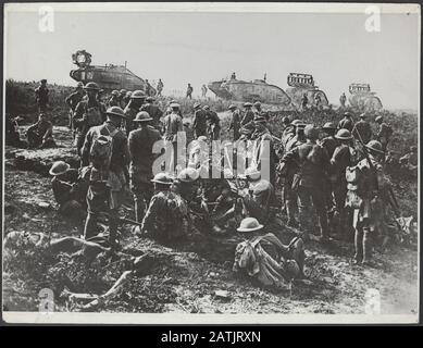 Descrizione: Attacco alla linea Hindenburg con carri armati; truppe statunitensi con prigioniero di guerra tedesco Data: Settembre 1916 luogo: Francia Parole Chiave: WWI, fronti, prigioniero di guerra, soldati, carri armati Foto Stock