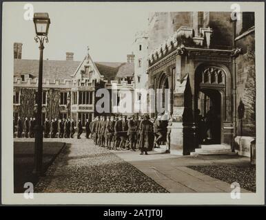 British University in warttime Descrizione: Cambridge. Cadetti che entrano nella Trinity College Chapel per il servizio Annotazione: Cambridge. Cadetti entrare nella cappella del Trinity College in per un servizio Data: {1914-1918} luogo: Cambridge, UK Parole Chiave: WWI, culto, cadetti, università Foto Stock