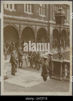 British University in warttime Descrizione: Cambridge. Cadetti Che Vengono Istruiti nel fucile Nevills lavoro in tribunale, dal Trinity College Hall Steps Annotation: Cambridge. I cadetti sono addestrati a lavorare con fucili Nevills Court, Trinity College, visto dai passi della Trinity Hall Data: {1914-1918} Località: Cambridge, UK Parole Chiave: WWI, armi, istruzione, cadetti, università Foto Stock