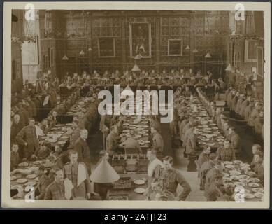 British University in warttime Descrizione: Cambridge. Trinity Hall con cadetti a pranzo Annotazioni: Cambridge. Trinity Hall con i cadetti a pranzo Data: {1914-1918} luogo: Cambridge, UK Parole Chiave: WWI, interni, cadetti, pasti, università Foto Stock