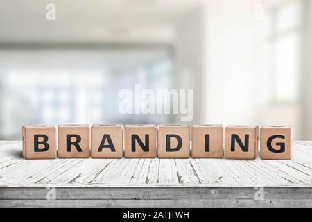 Firma di branding su una scrivania in un ambiente d'ufficio in piena luce del giorno Foto Stock