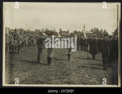 Descrizione: Incontro dei Boy Scouts di scout, soldati, civili e principe Enrico tenendo un banner. Data: {1914-1918} Parole Chiave: WWI, scouting, banner, dinastie Nome Persona: Henry Foto Stock