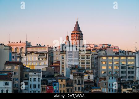 Istanbul, Turchia - 10 Gen 2020: Torre Galata Al Tramonto , Istanbul, Turchia. Foto Stock