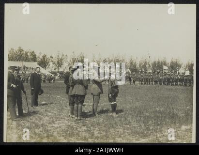 Descrizione: Incontro dei Boy Scouts su un campo; il principe Enrico passa un distintivo. Data: {1914-1918} Parole Chiave: WWI, scouting, dinastie Nome Persona: Henry Foto Stock