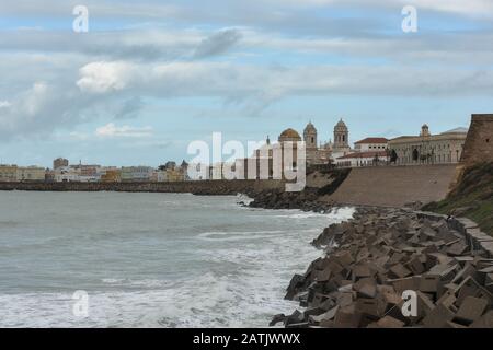 Passeggiata e Cattedrale di Santa Cruz a Cadice, Spagna. Una città nel sud dell'Andalusia spagnola, sulle rive dell'Oceano Atlantico. Foto Stock