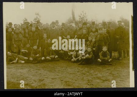 Descrizione: Incontro dei Boy Scouts; Principe Enrico il mezzo di un grande gruppo di scout e dignitari. Data: {1914-1918} Parole Chiave: WWI, dignitari, scout, dinastie Nome Persona: Henry Foto Stock