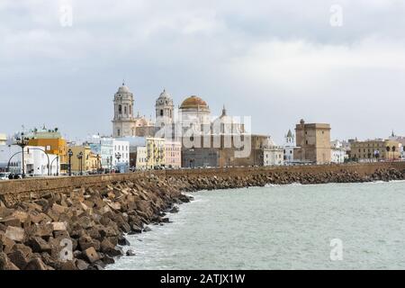 Passeggiata e Cattedrale di Santa Cruz a Cadice, Spagna. Una città nel sud dell'Andalusia spagnola, sulle rive dell'Oceano Atlantico. Foto Stock