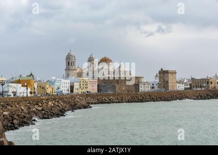 Passeggiata e Cattedrale di Santa Cruz a Cadice, Spagna. Una città nel sud dell'Andalusia spagnola, sulle rive dell'Oceano Atlantico. Foto Stock