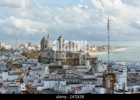 Passeggiata e Cattedrale di Santa Cruz a Cadice, Spagna. Una città nel sud dell'Andalusia spagnola, sulle rive dell'Oceano Atlantico. Foto Stock