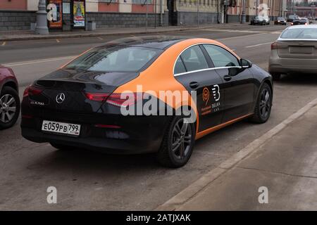 Mosca, Russia - 7 gennaio 2020: Mercedes CLA 200 nera con marchio e dipinto nei colori di BelkaCar Mosca car condivisione di auto. Noleggio auto di classe A. Mercede Foto Stock