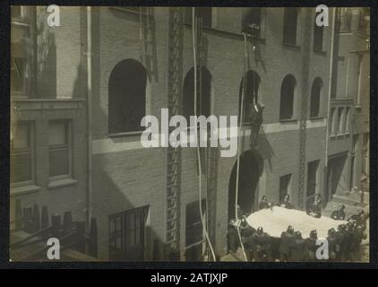 Descrizione: Esercizio di fuoco nel cortile di un edificio data: {1914-1918} posizione: Paesi Bassi Parole Chiave: Vigili del fuoco, prima guerra mondiale, esercizi Foto Stock