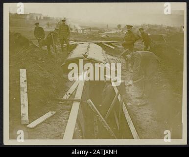 The Western Front Description: Costruire Un Dugout Annotation: The Western Front. Soldati britannici costruiscono una schhuilplaats Data: {1914-1918} Parole Chiave: Prima guerra mondiale, fronti, rifugi, soldati Foto Stock