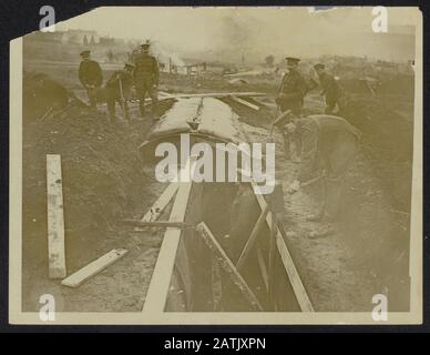 The Western Front Description: Costruire Un Dugout Annotation: The Western Front. Soldati britannici costruiscono un rifugio Data: {1914-1918} Parole Chiave: Prima guerra mondiale, fronti, rifugi, soldati Foto Stock