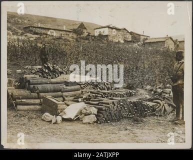 Salonika Descrizione: Proiettili e fucili Bulgar (ci sono molti altri) presi dai serbi. Nei cestini sono 8 pollici conchiglie Annotazione: Salonicco. Le granate e le pistole bulgare catturate dalla popolazione (CE ne sono molte altre), catturate dai serbi. I cestini sono gusci da 8 pollici. Data: {1914-1918} luogo: Grecia, Salonicco Parole Chiave: Prima guerra mondiale, fucili, granate, bottini di guerra, soldati Foto Stock