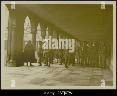 British University in warttime Descrizione: Cambridge. Neville Court, Trinity College, dove i cadetti si perforano in tempo umido Annotazione: British università in tempo di guerra. Cambridge. Esercizi sotto la pioggia Data: {1914-1918} Località: Cambridge, UK Parole Chiave: WWI, esercizi, cadetti, precipitazioni, università Foto Stock