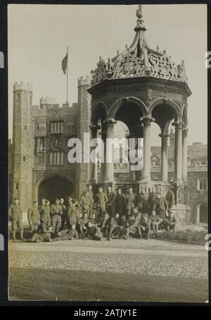 British University in warttime Descrizione: Cambridge, cadetti intorno alla fontana in Trinity Great Quad Annotazione: British University in warttime. Cambridge. British Students as cadets Data: 1917 luogo: Cambridge, UK Parole Chiave: WWI, cadetti, istituzioni educative, studenti, università Foto Stock