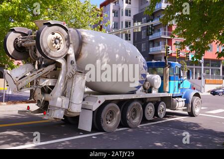 Veicoli miscelatori nel traffico cittadino. Una città negli Stati Uniti. Foto Stock