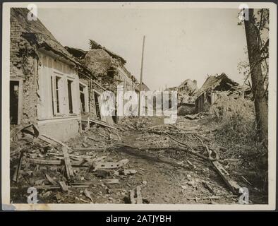 The front in France Descrizione: Combles Main Street Annotation: The front in France. I principali Combi completamente distrutti Data: {1914-1918} Località: Combles, Francia Parole Chiave: Prima guerra mondiale, fronti, città, distruzione Foto Stock