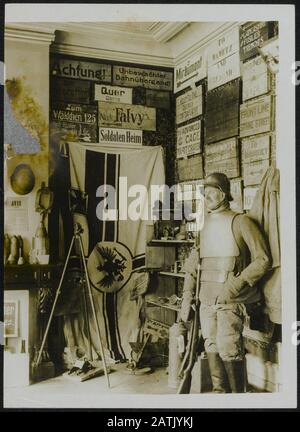 Sezione trofei di guerra del fronte occidentale Descrizione: Angolo del museo che mostra il manichino in armatura tedesca di acciaio lucidato e bandiera tedesca da Peronne. Annotazione: Trofei sul fronte occidentale. Mostra collezione con armatura tedesca di acciaio lucido e una bandiera tedesca Peronne Data: {1914-1918} Parole Chiave: WWI, fronti, armatura, trofei, bandiere vezamelingen Foto Stock