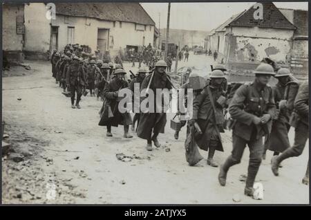 Fotografia ufficiale del fronte occidentale britannico in Francia - lavoro della Royal Air Force durante l'offensiva tedesca Descrizione: Truppe britanniche in movimento in avanti attraverso un villaggio Annotazione: British Western Front in Fance. L'offensiva tedesca. Ritirare le truppe britanniche in un villaggio Data: {1914-1918} luogo: Francia Parole Chiave: Villaggi, Prima guerra mondiale, fronti, soldati, opparsen Foto Stock