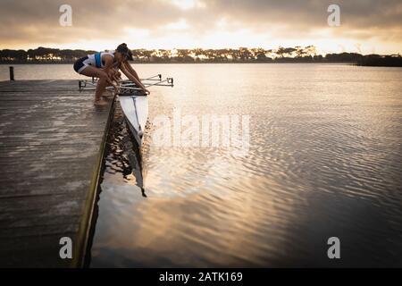 Addestramento femminile della squadra di canottaggio su un fiume Foto Stock