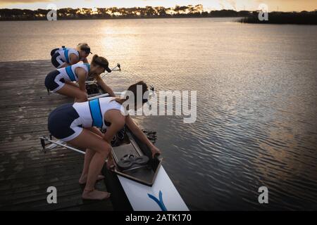 Addestramento femminile della squadra di canottaggio su un fiume Foto Stock