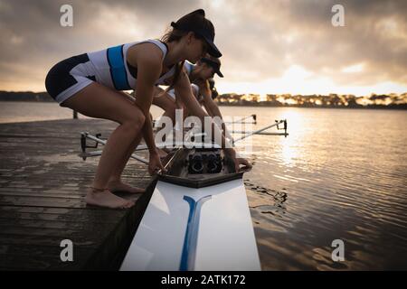 Addestramento femminile della squadra di canottaggio su un fiume Foto Stock