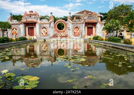 Porta TAM Quan, o porta a tre ingressi, che conduce al vecchio complesso del tempio costruito nel 1626 e conosciuto come Tempio di Ba Mu Foto Stock