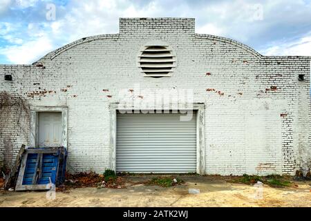 una porta di carico e ricevimento del magazzino della città vecchia Foto Stock