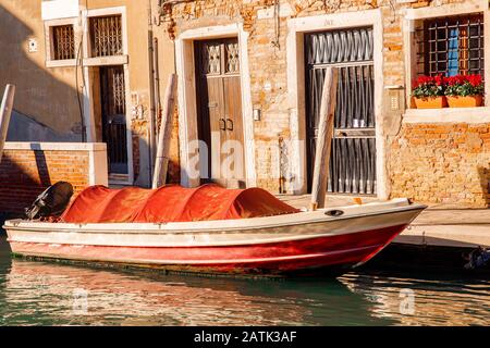 Barche parcheggiate, trasporto di gondole Grand Canal Venezia, Italia. Foto Stock