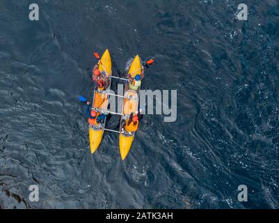 Guy in kayak vele fiume di montagna. Kayak whitewater, rafting estremo. Vista dall'alto dell'antenna Foto Stock