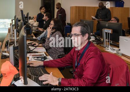 Atlanta, Stati Uniti D'America. 03rd Feb, 2020. Atlanta, Stati Uniti D'America. 03 Febbraio 2020. Personale presso il Centers for Disease Control and Prevention Emergency Operations Center in risposta allo scoppio del Romanzo nCoV del 2019 Coronavirus presso la sede della CDC il 3 febbraio 2020 ad Atlanta, Georgia. Il Romanzo Coronavirus 2019-nCoV che ha causato un focolaio di malattia respiratoria rilevato per la prima volta a Wuhan, la Cina ha ora effettuato più di 17.000 persone. Credit: Cdc/Planetpix/Alamy Live News Credit: Planetpix/Alamy Live News Foto Stock