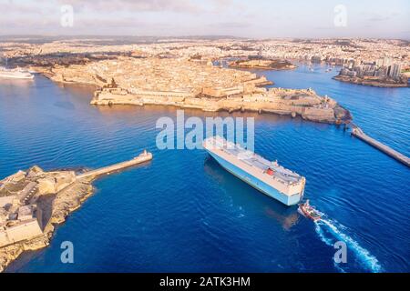 Rimorchiatore di rimorchiatore nave grande blu porto marino Valetta, Malta. Vista dall'alto dell'antenna Foto Stock