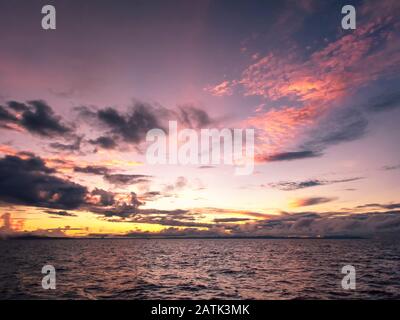 Un meraviglioso cielo al tramonto sull'isola di Malapascua nelle Filippine Foto Stock