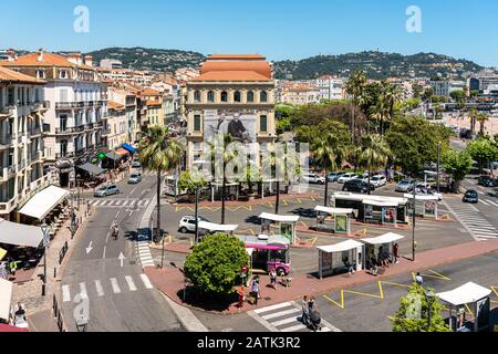 Cannes, FRANCIA - 01 GIUGNO 2019: Veduta aerea del centro di Cannes Foto Stock