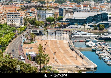 Cannes, FRANCIA - 01 GIUGNO 2019: Veduta aerea del centro di Cannes Foto Stock