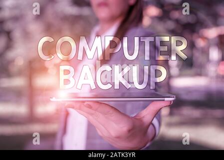 Scrittura manuale concettuale che mostra Backup Del Computer. Concetto che significa l'atto di copiare file e dati su una seconda scena esterna media con il business Foto Stock