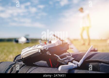 Telecomando per drone elettrico e aereo Foto Stock