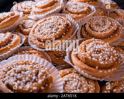 Panini alla cannella fatti in casa appena sfornati Foto Stock
