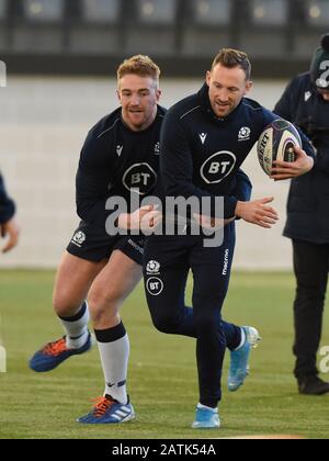 Oriam Sports Performance Centre, Riccarton, Edimburgo, Scozia. UK .3rd-Feb-20 Scottish Rugby Kyle Steyn affronta Byron McGuigan durante la sessione di formazione prima del 2020 Guinness Six Nations match vs England Credit: Eric mccowat/Alamy Live News Foto Stock