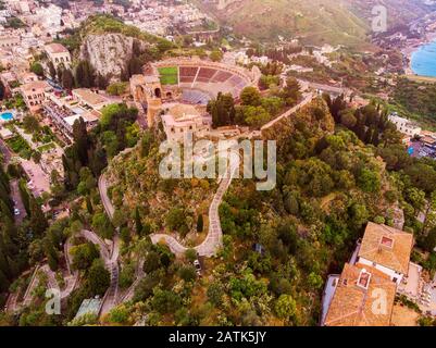 Taormina rovine del teatro, Sicilia tramonto Italia, vulcano Etna tra le nuvole. Vista dall'alto dell'antenna Foto Stock