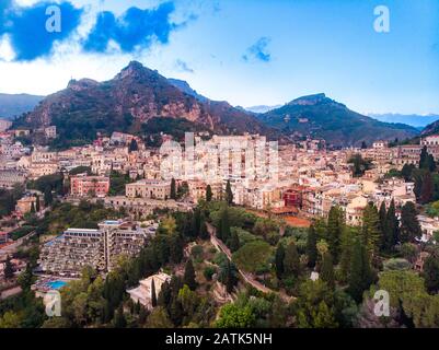 Foto panoramica tramonto Taormina, Sicilia Italia. Vista dall'alto dell'antenna Foto Stock