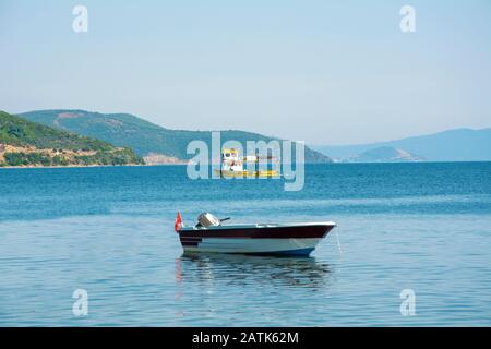 Piccola barca da pesca tradizionale in mare Foto Stock